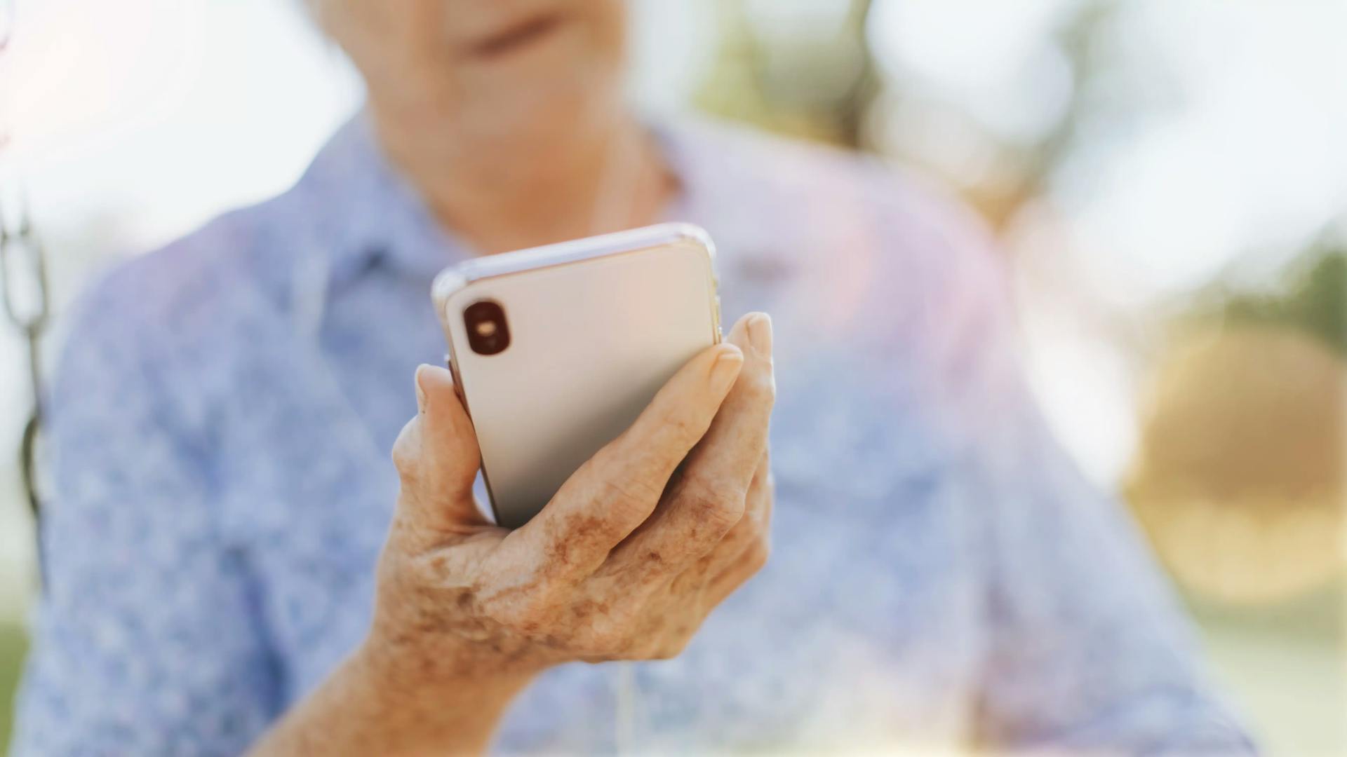 idosa confere lista pelo celular de segurados que precisam fazer prova de vida