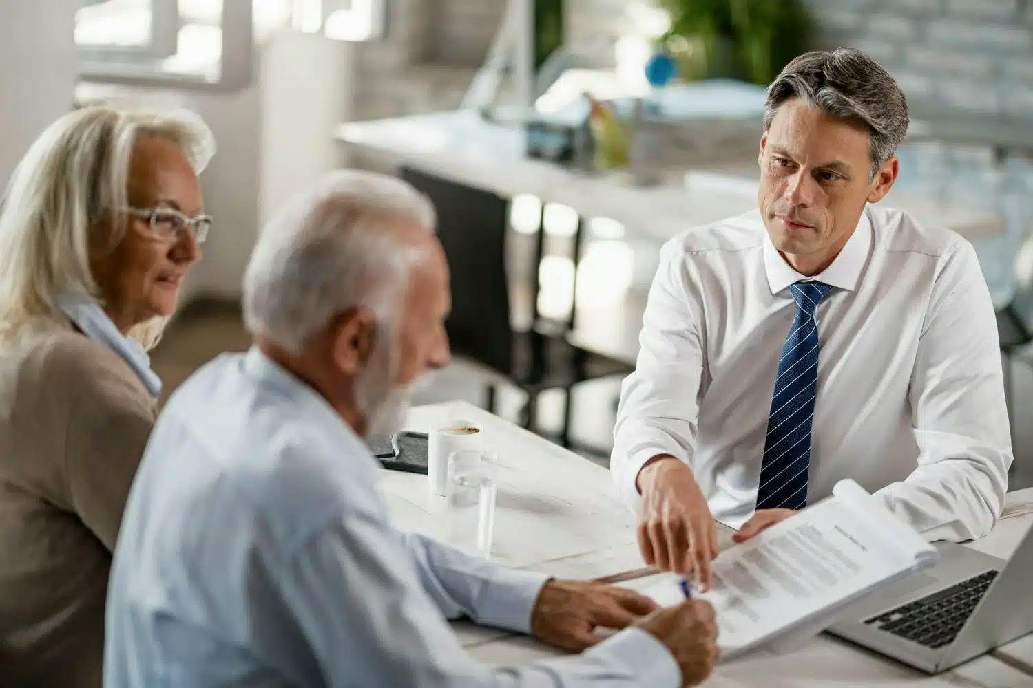 Idosos fazendo empréstimo pelo crédito cedido ao BPC