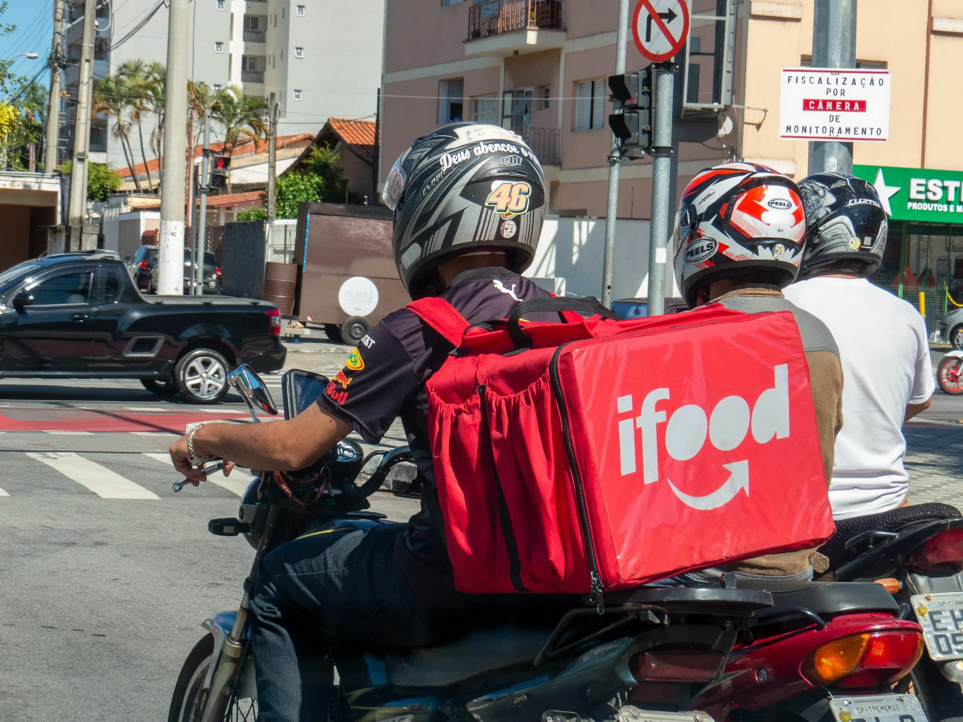 iFood pede contribuição ao INSS de 5% a 11% sobre renda dos motoboys