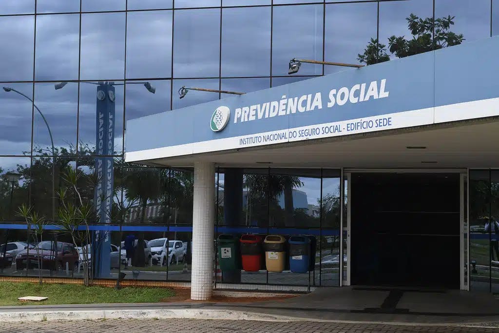 INSS reduz 50% das atividades e 100 mil pessoas ficam sem atendimento