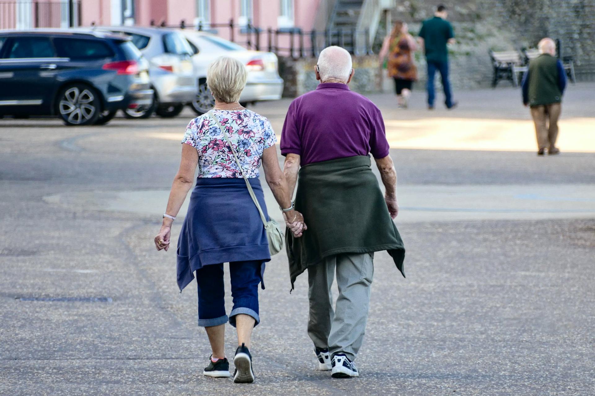 Igualar idade de aposentadoria de homens e mulheres é tema de estudo