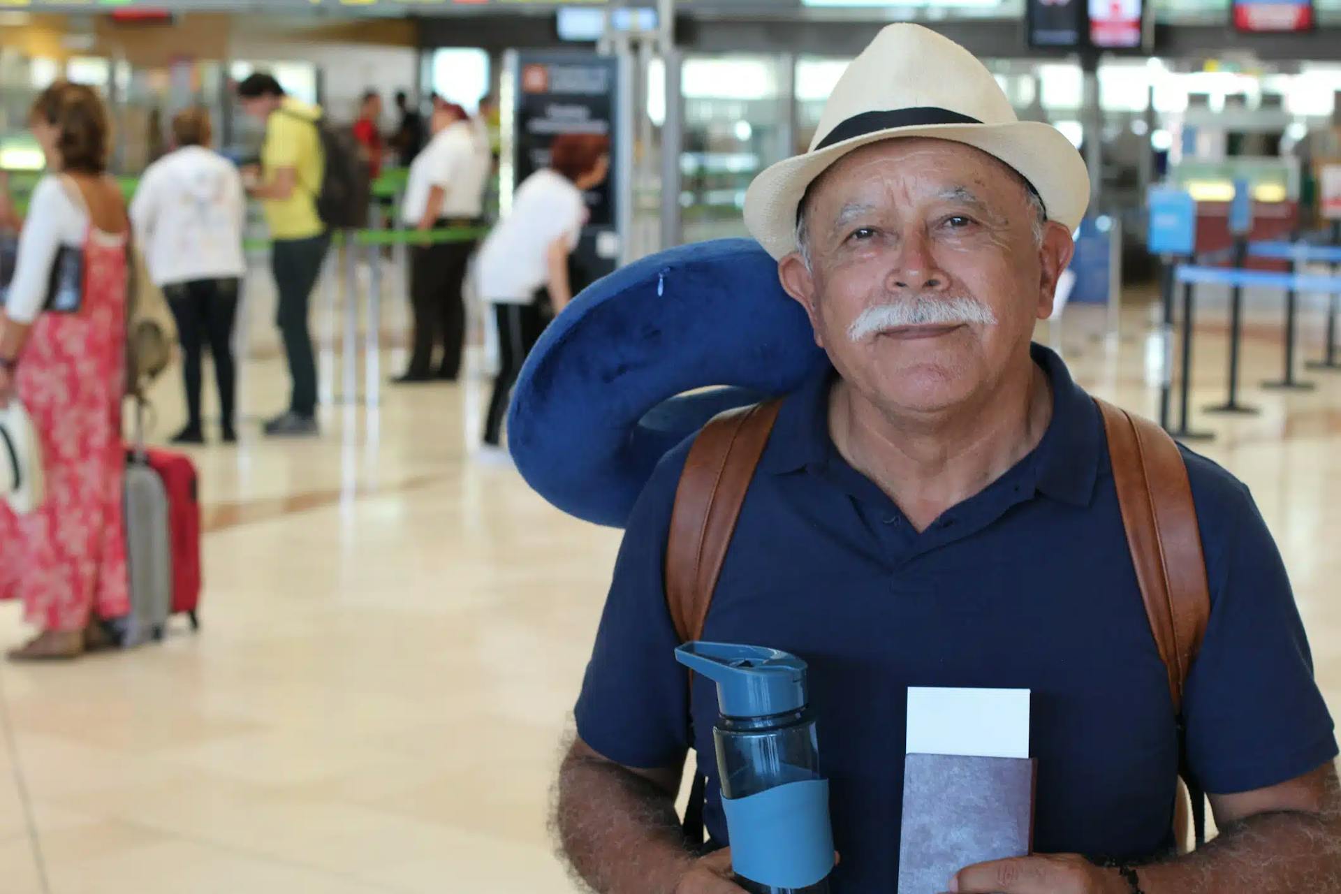 idoso aposentado no aeroporto