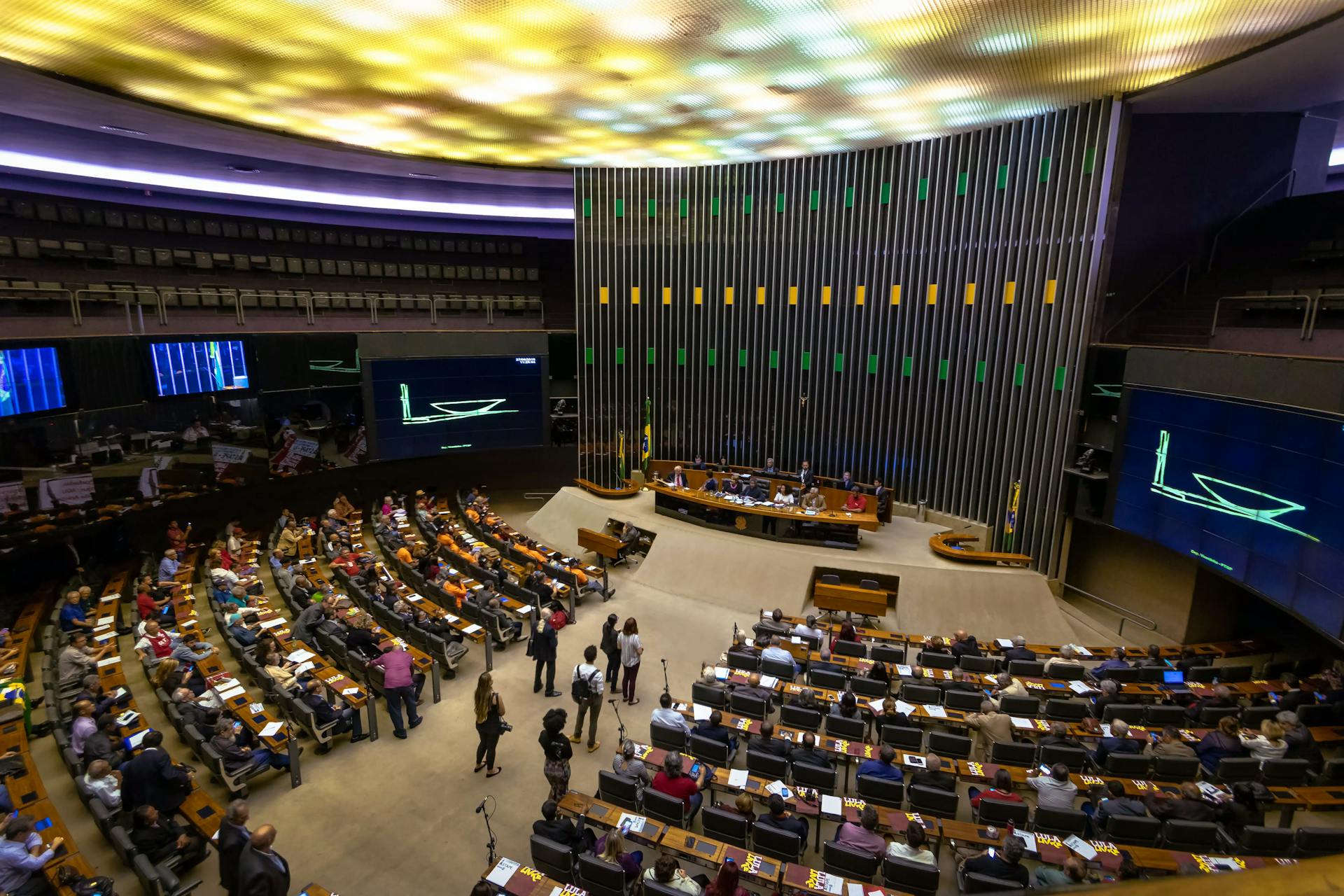 Deputados debatem hoje (3) projeto que regulamenta aposentadoria especial