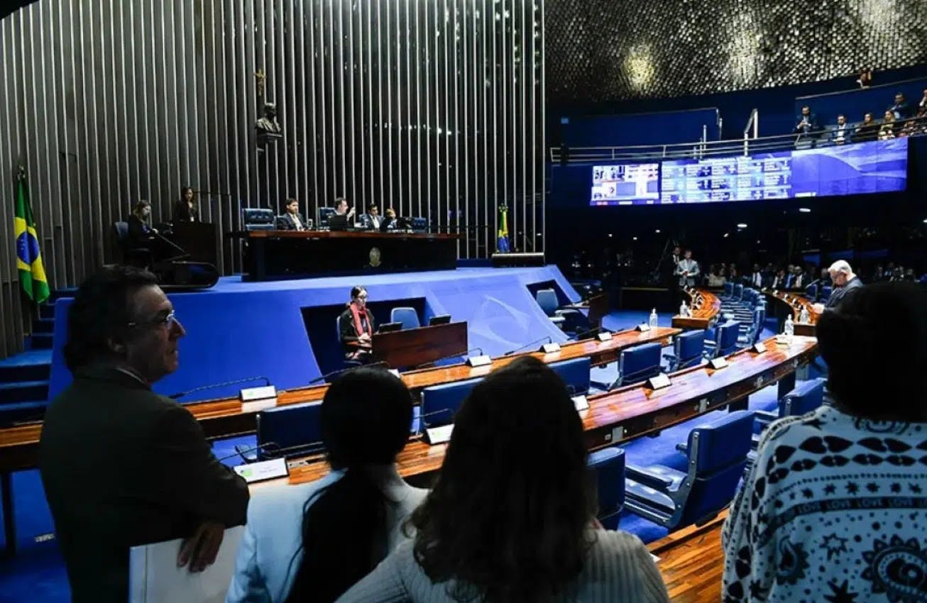 Comissão do Senado aprova isenção de FGTS e INSS para aposentados